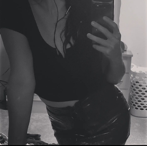 Maroon pleather mini skirt with front zipper - Picture 2 of 4